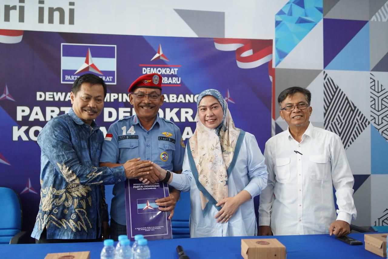 DUKUNGAN: Pasangan Bakal Calon Wali Kota dan Wakil Wali Kota Banjarbaru, Lisa Halaby-Wartono menerima SK usungan dari Partai Demokrat