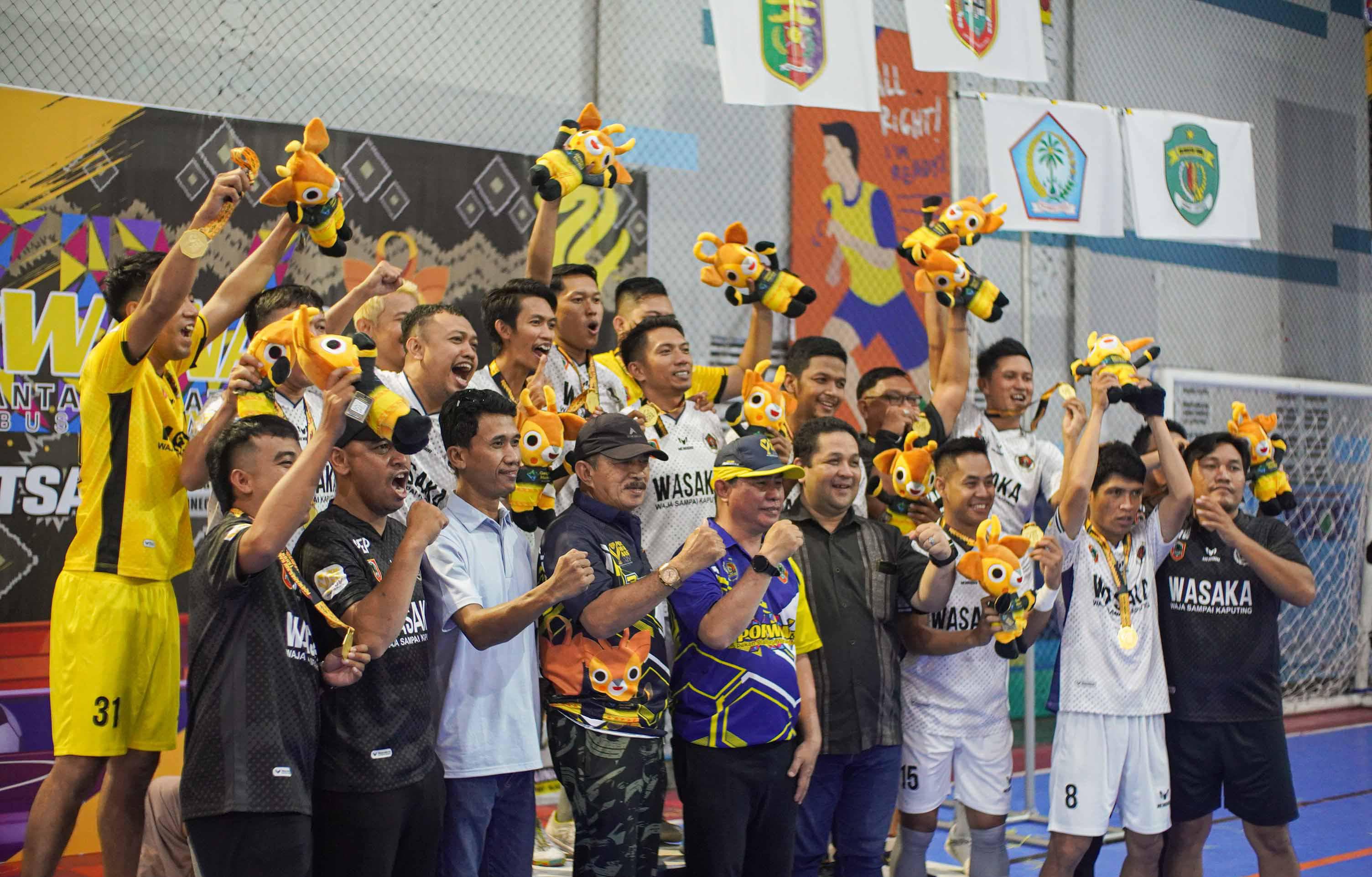 MEDALI: Kemeriahan pemain dan ofisial tim futsal PWI Kalsel U41 dan U27+ setelah berhasil mengawinkan medali emas di ajang Porwanas XIV. (Dok PWI)