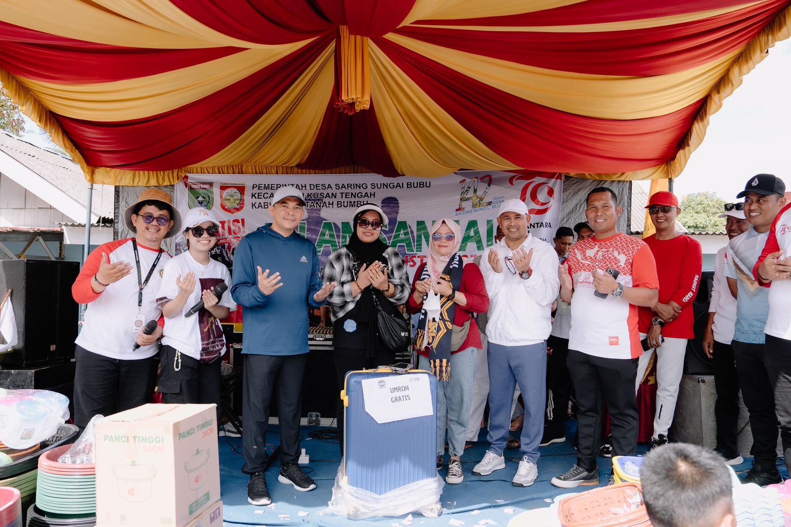 KEJUTAN: Pasangan Bakal Calon Bupati dan Wakil Bupati Tanah Bumbu Andi Rudi - H Bahsanuddin memberikan hadiah umrah kepada peserta yang beruntung saat kegiatan Jalan Sehat HUT Kemerdekaan RI Ke-79 di