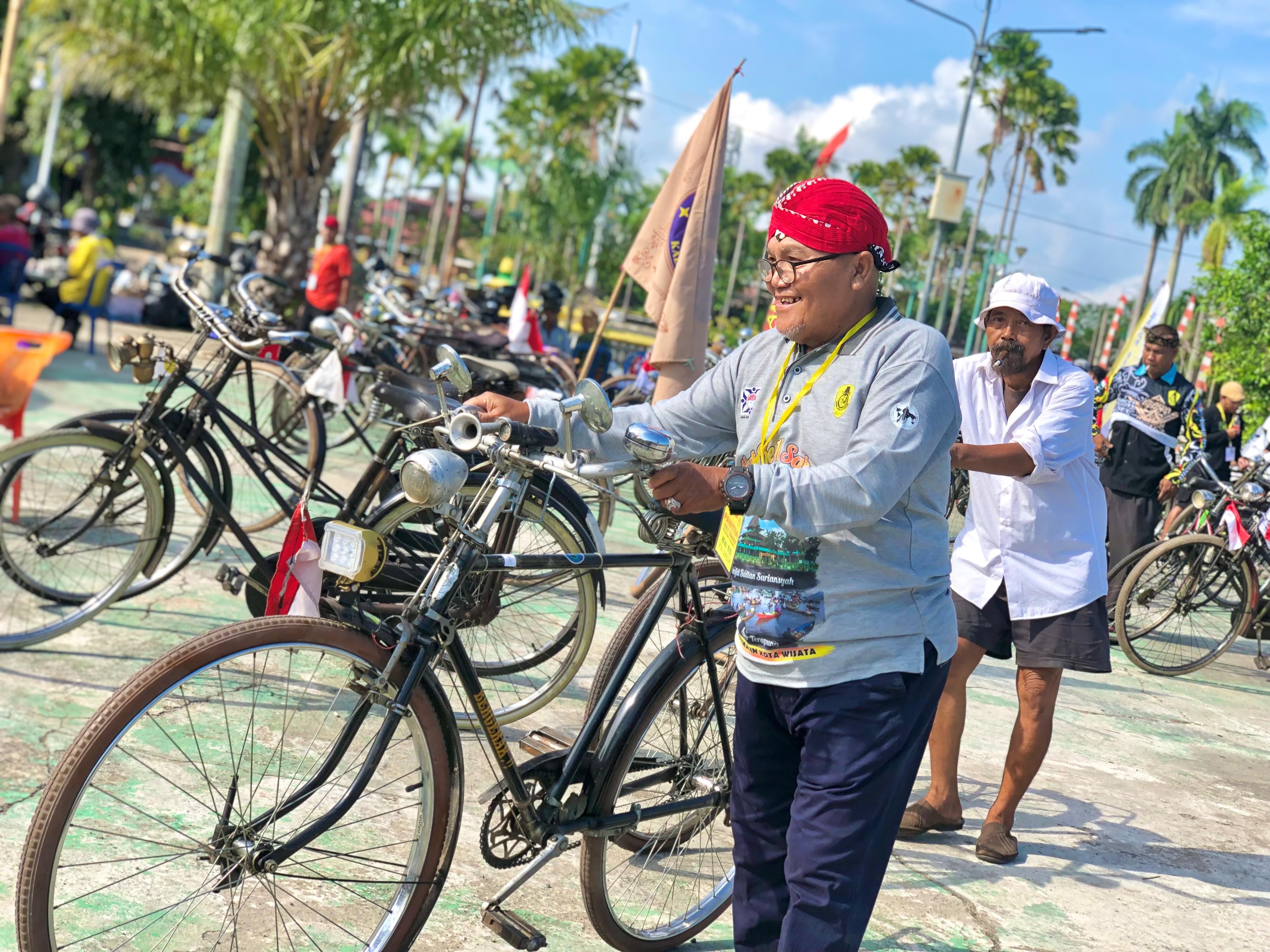 ONTHELIS: Para pencinta onthel berkumpul di Halaman Taman Budaya Kalsel dalam acara Kirab Onthel se Kalimantan, Minggu (25/8). (TIA LALITA NOVITRI/RADAR BANJARMASIN)