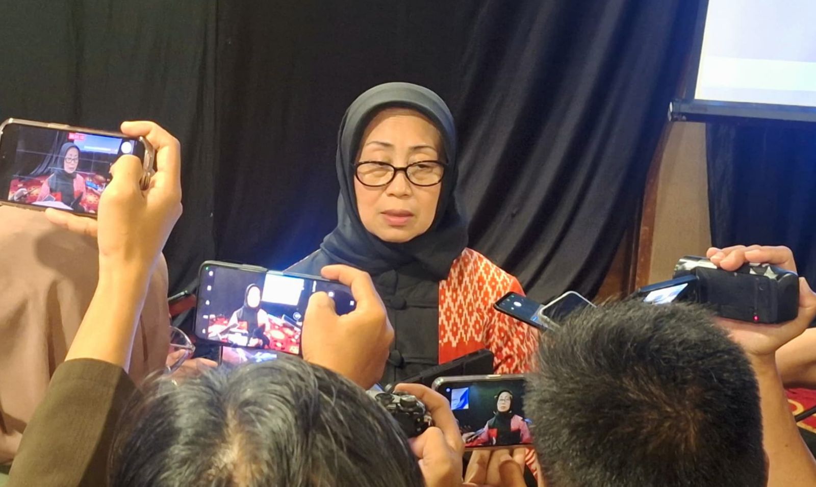 WAWANCARA:Ketua Dewan Pers, Ninik Rahayu mengingatkan kepada wartawan untuk tidak menciderai independensi saat Pilkada 2024.(Foto:Muhammad Oscar Fraby/Radar Banjarmasin)