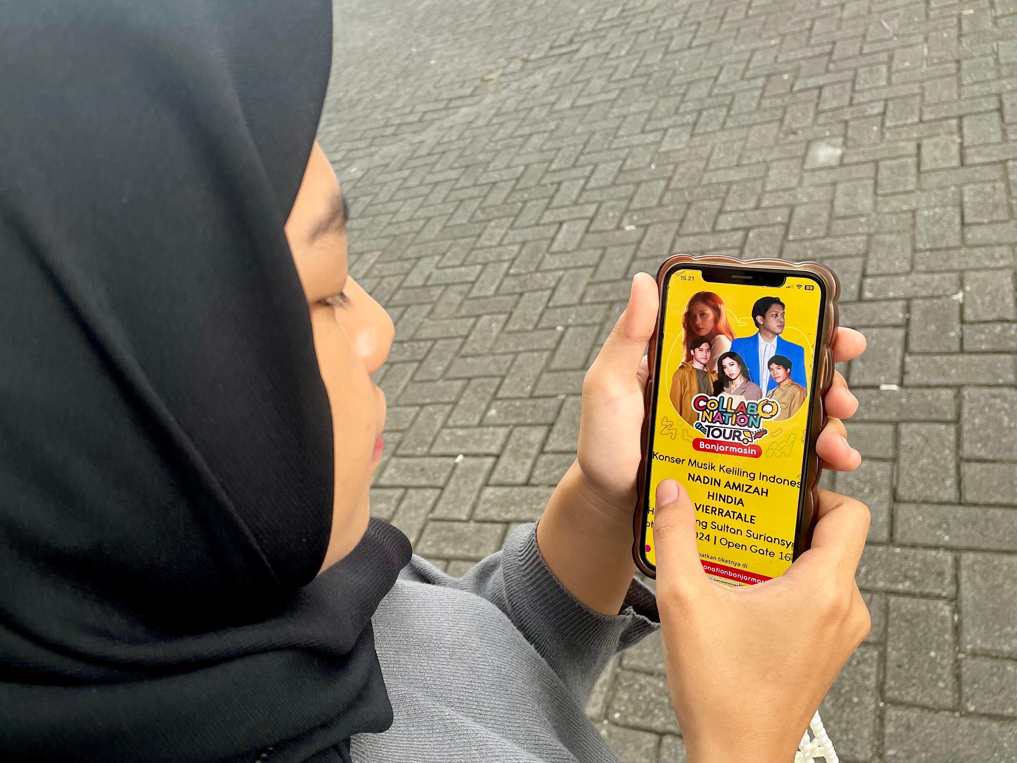 HAMPIR TERTIPU:Warga Banjarmasin Tengah, Syifa menunjukkan isi tautan pemesanan tiket konser yang mencatut nama provider komunikasi ternama.(Foto:Tia Lalita Novitri/Radar Banjarmasin)