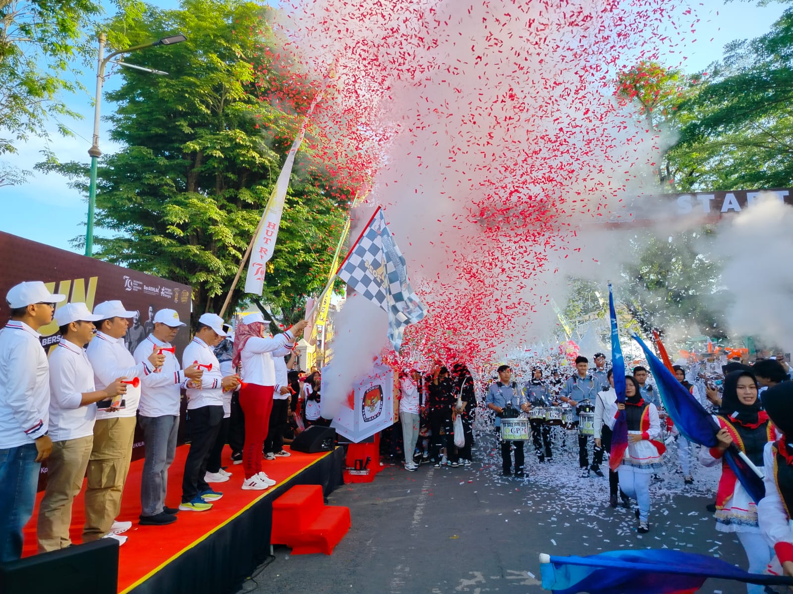 JALAN SANTAI: Ketua KPU Kalsel Andi Tenri Sompa, didampingi beberapa komisioner KPU Kalsel dan tamu undangan mengibarkan bendera start tanda memulai jalan santai.