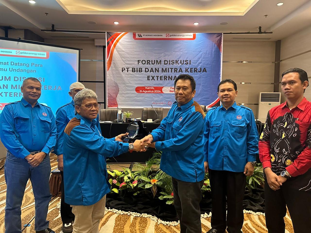 HARMONIS:R Lington,Department Head External Relations PT BIB menyerahkan plakat kepada Perwakilan Mitra Kerja External di acara Forum Diskusi PT BIB dan Mitra Kerja Eksternal di Hotel Fugo Banjarmasin