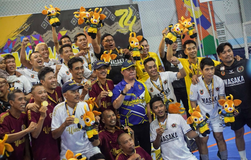 SEJARAH: Kemeriahan pemain dan ofisial tim futsal PWI Kalsel U41 dan U27+ setelah berhasil mengawinkan medali emas di ajang Porwanas XIV.