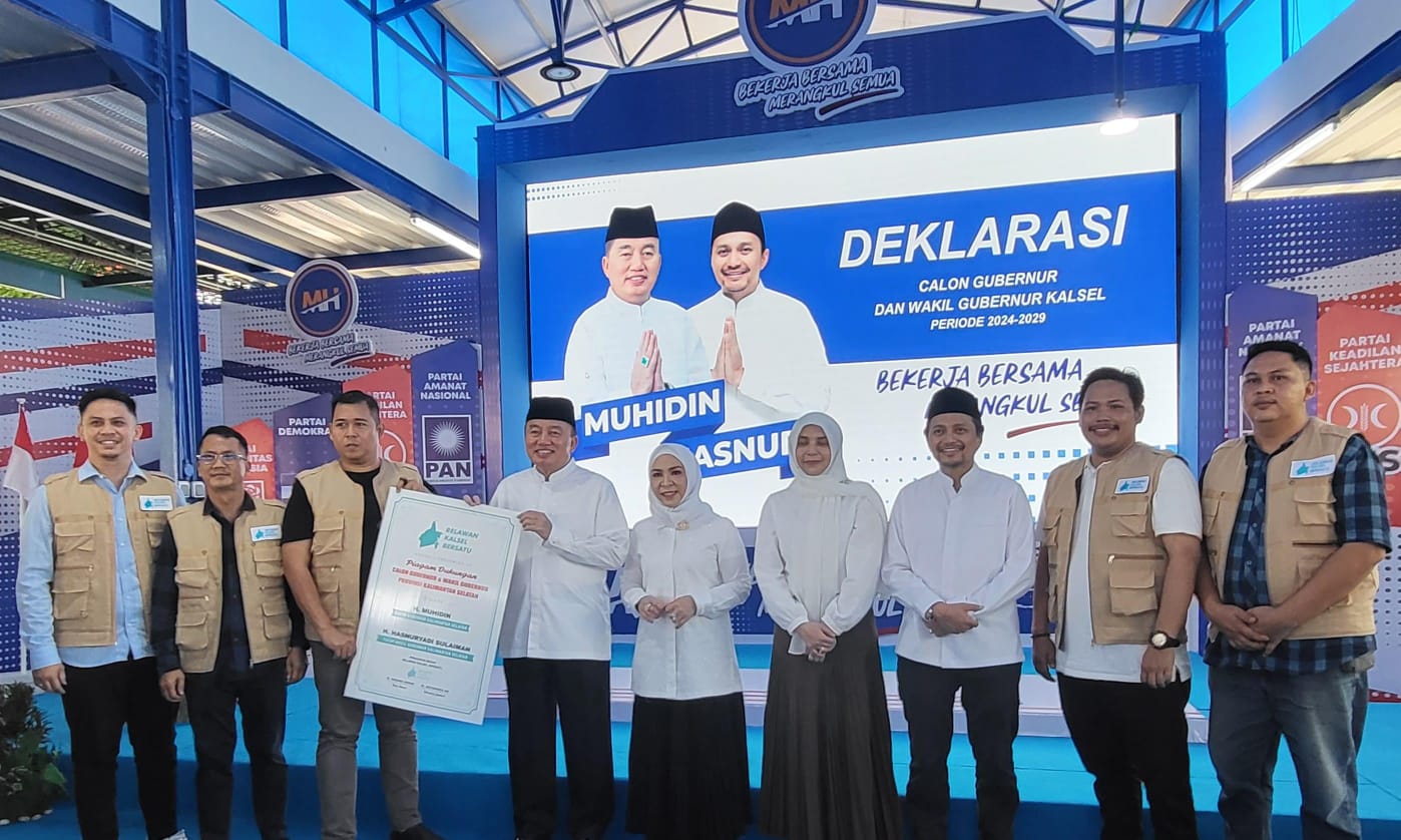 DEKLARASI: Relawan Kalsel Bersatu menyerahkan Piagam Dukungan Kepada pasangan Muhidin dan Hasnuryadi Sulaiman maju sebagai Gubernur dan Wakil Gubernur Kalsel Foto: YANDRA UNTUK RADAR BANJARMASIN