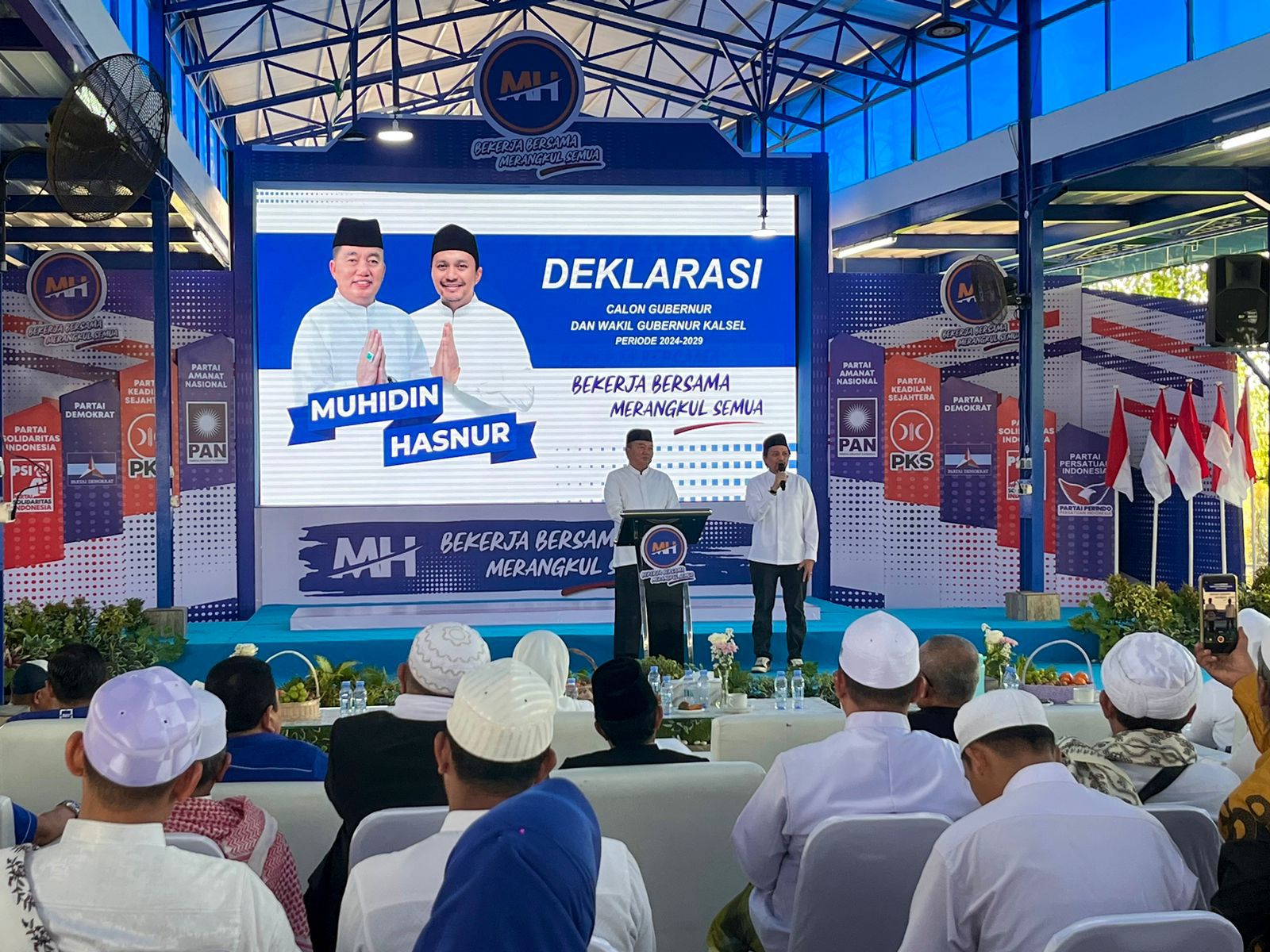 DEKLARASI: Muhidin-Hasnur mendeklarasikan maju di Pilgub Kalsel, di Taman Nurul Muhibbin, Pemurus Dalam, Kecamatan Banjarmasin Selatan, Senin (26/8/2024) siang. (Foto: Muhammad Oscar Fraby)