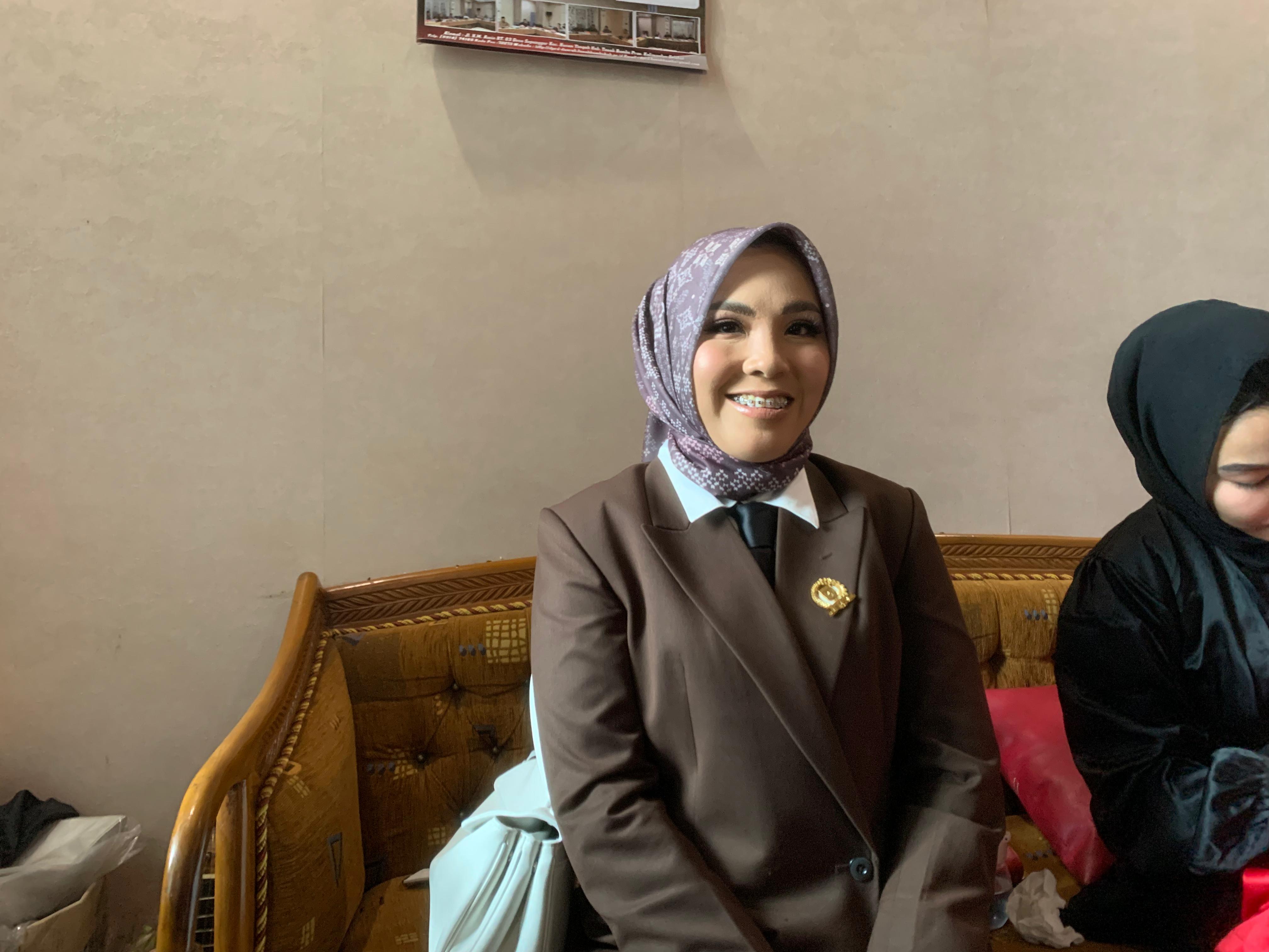 PERIODE PERTAMA:Sarniah, anggota DPRD terpilih Kabupaten Tanah Bumbu dari fraksi PDI Perjuangan, usai dilantik, Senin (26/8/2024).(Foto:Zulqarnain/Radar Banjarmasin)