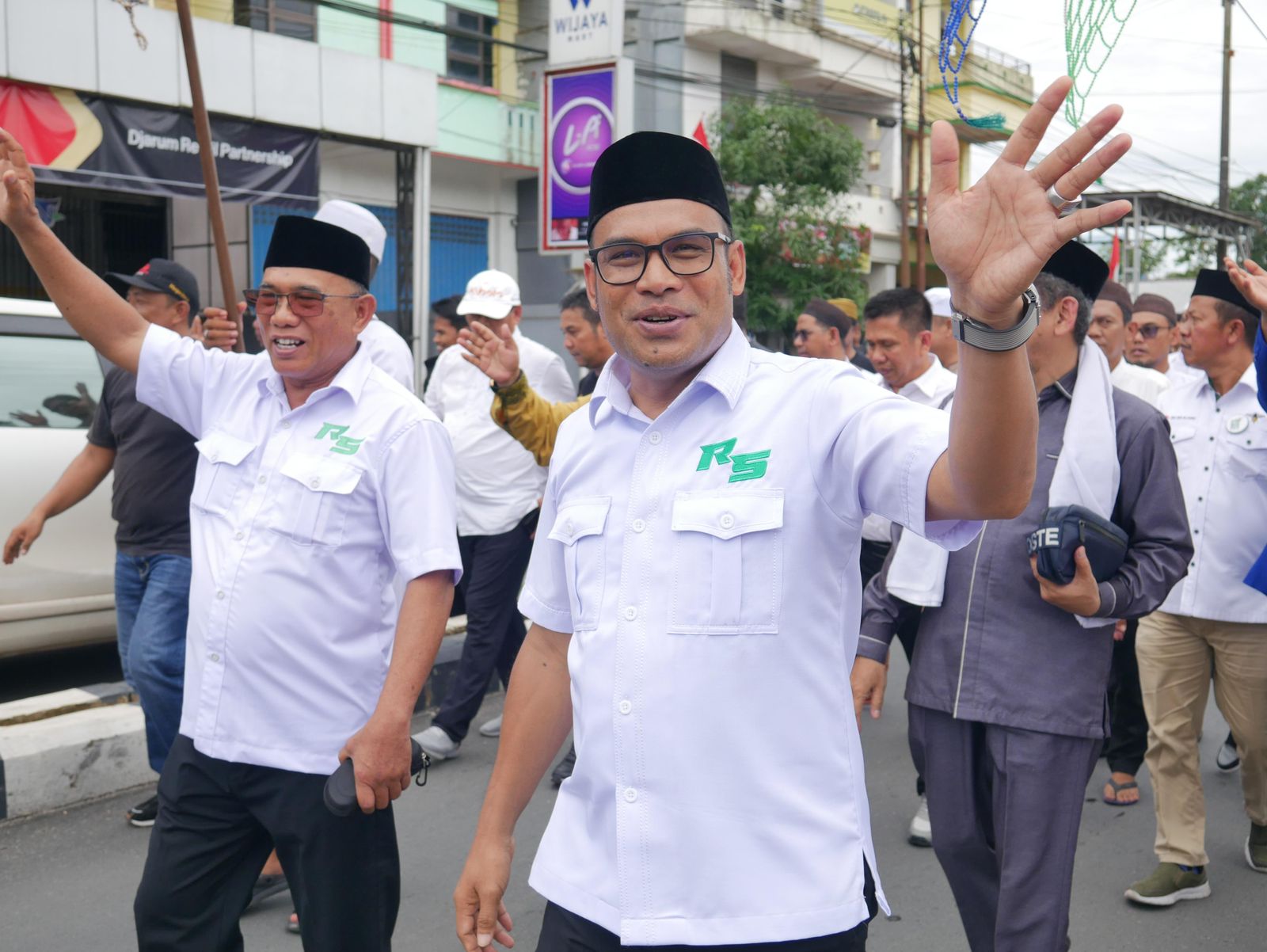 SAPA WARGA: Pasangan calon Bupati dan Wakil Bupati Kotabaru H Rusli-Syairi Mukhlis menyapa warga saat mendaftar ke KPU Kotabaru.