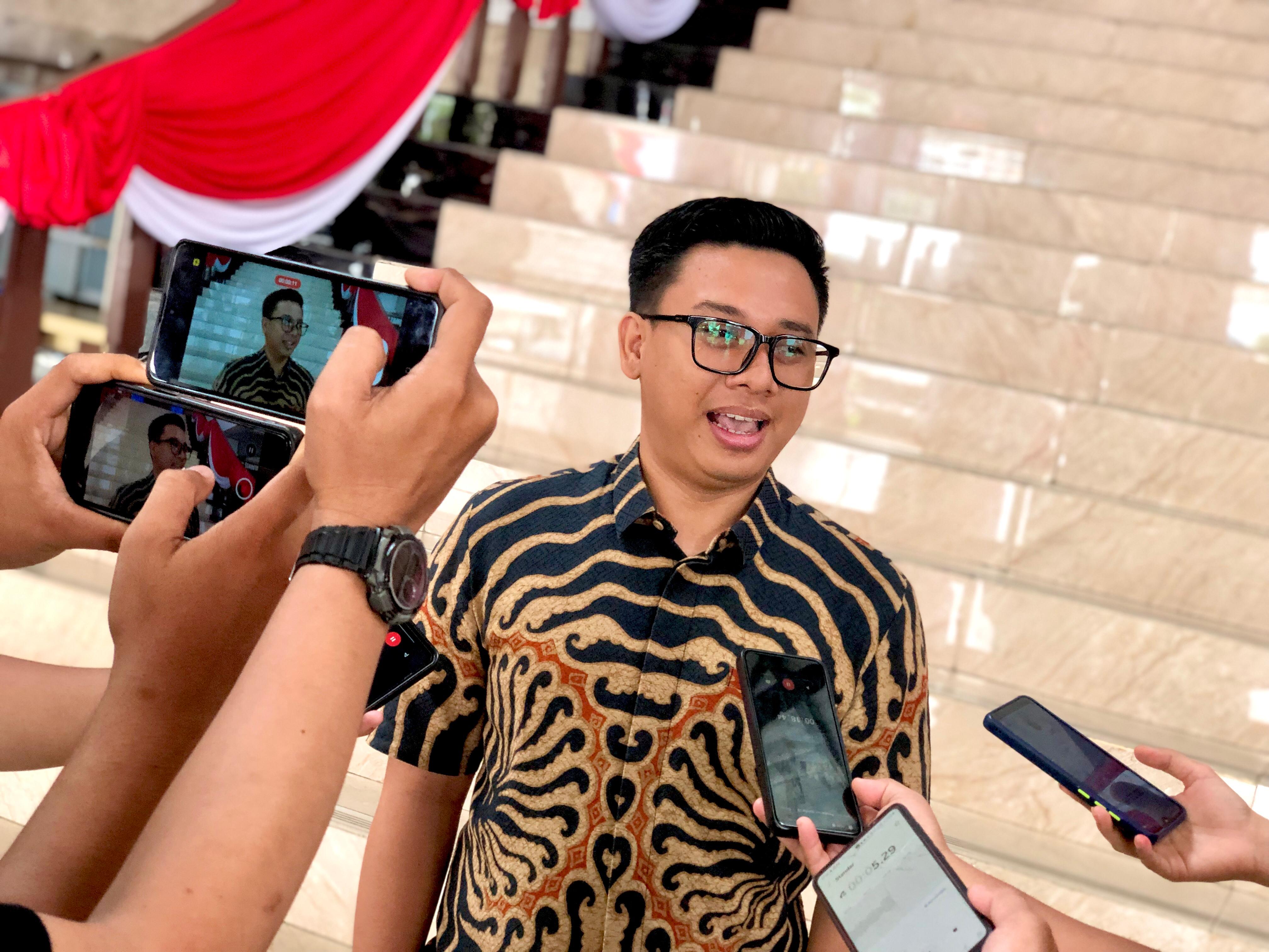 PASTIKAN DAFTAR: M Supian Akbari bersama awak media di Balai Kota Banjarmasin. Ia memastikan mendaftar ke KPU bersama Arifin Noor pada Kamis (29/8). (TIA LALITA NOVITRI/RADAR BANJARMASIN)