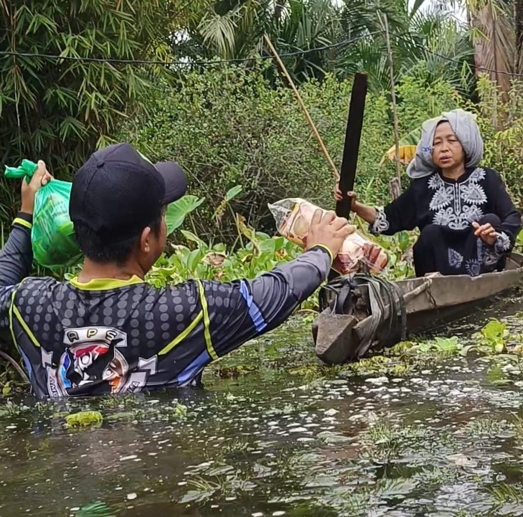 SOSIAL: Anggota Amuntai Peduli Sesama (APS) Hulu Sungai Utara, saat melaksanakan kegiatan sosial menyalurkan bantuan sembako ke masyarakat yang membutuhkan di Kota Amuntai. (Foto: APS HSU/Radar Banjar