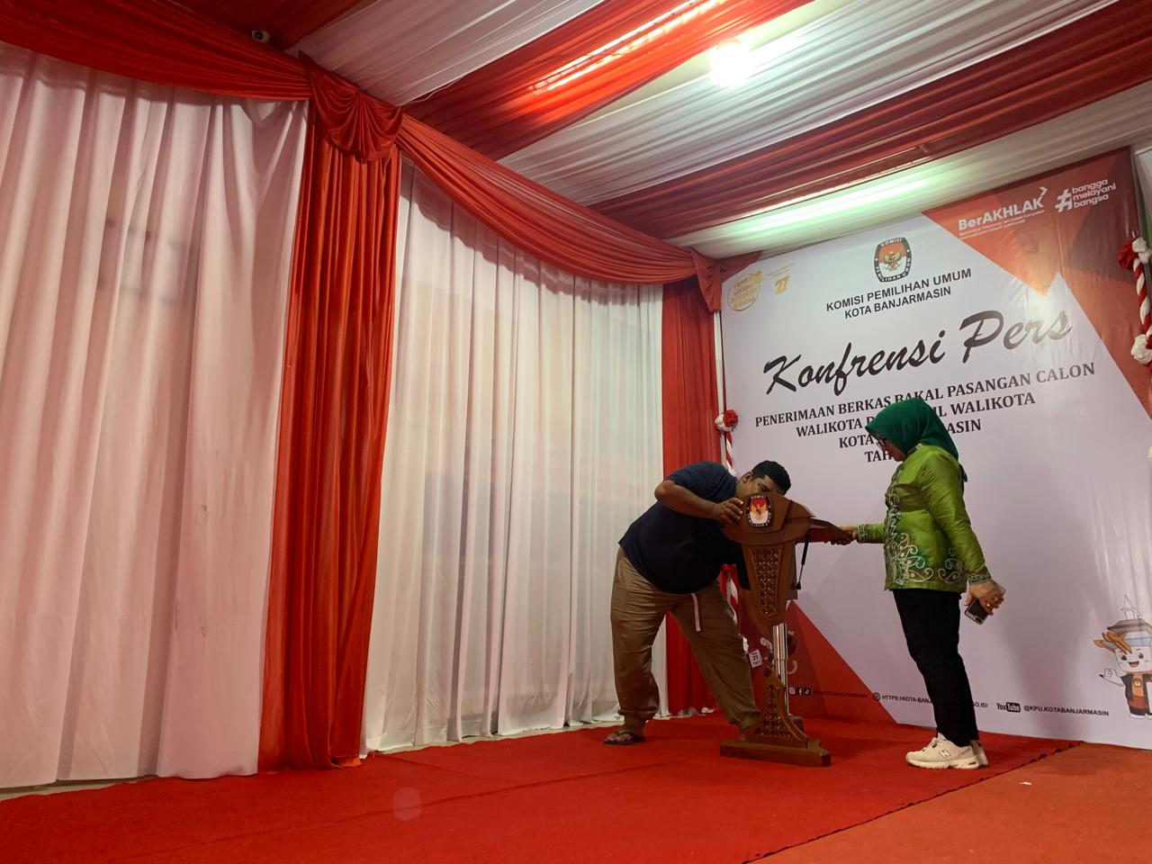 HARI PERTAMA: Ketua KPU Banjarmasin, Hj Rusnailah dengan Komisioner Subhani tengah melihat kesiapan ruangan untuk Konferensi Pers.