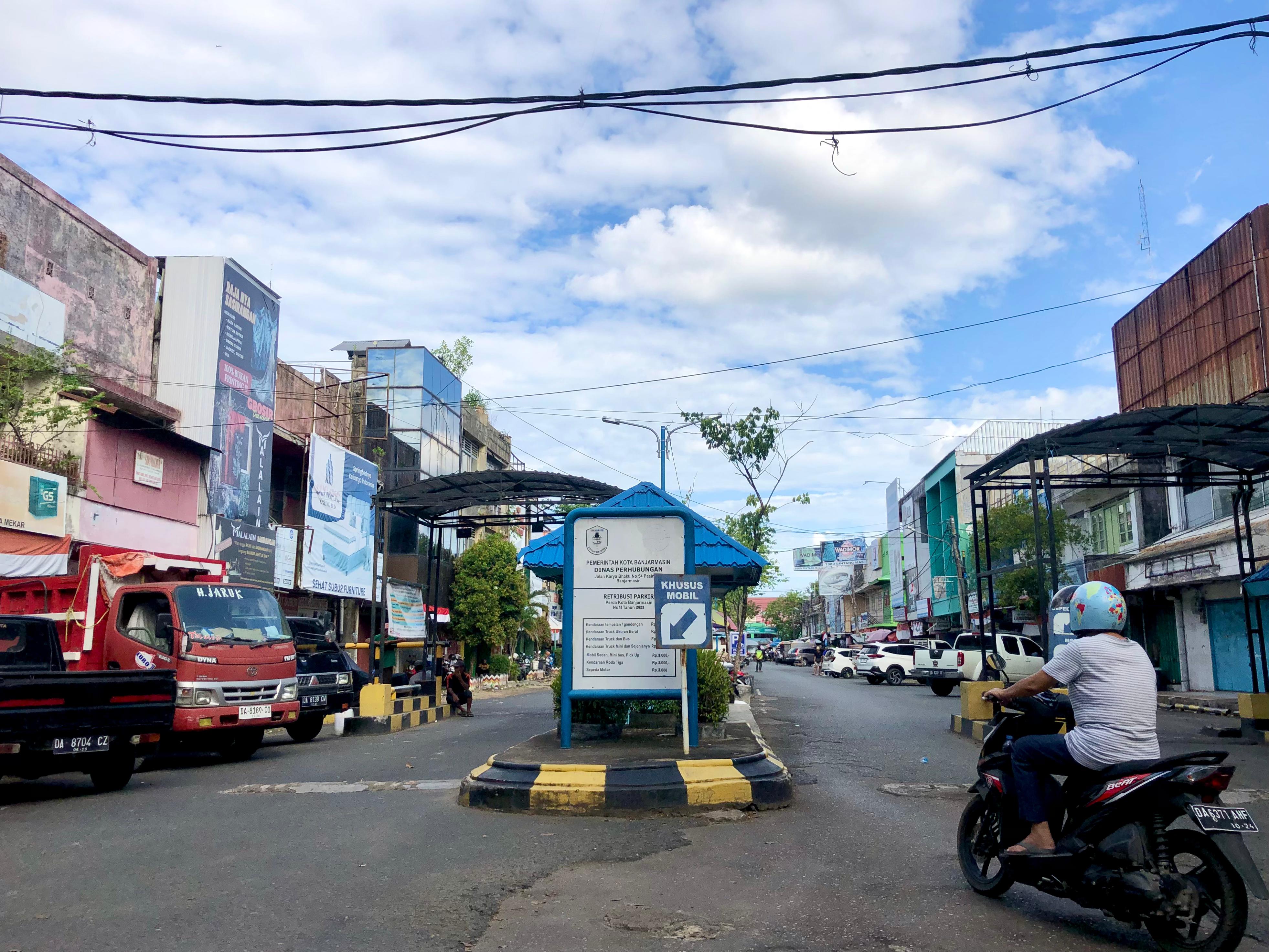 VENUE B-SAFE:Suasana di Gerbang parkir Pasar Sudimampir dari jalan Hasanuddin HM pada Selasa (27/8) siang.(Foto:Tia Lalita Novitri/Radar Banjarmasin)