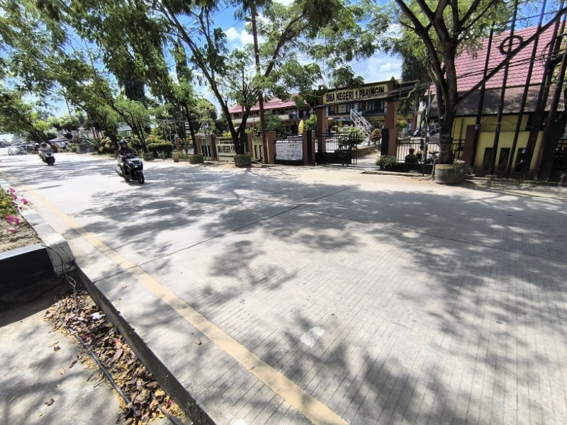 POLOS : Pengendara motor melintasi Jalan A Yani, tepatnya didepan SMAN 1 Paringin.
