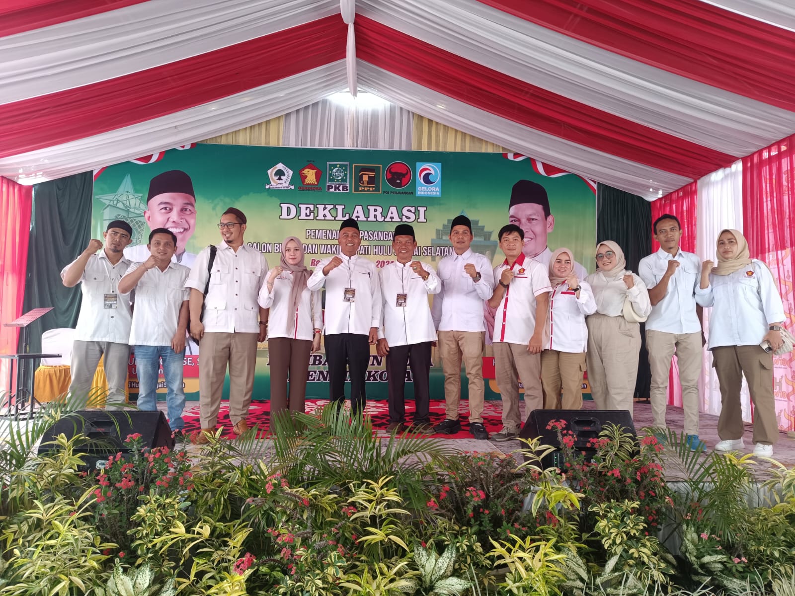 DEKLARASI: Pasangan Udin Ansyar dan Suriani mendeklarasikan diri maju di Pilbup HSS di Kompleks Kalaka Indah, Kandangan, HSS.