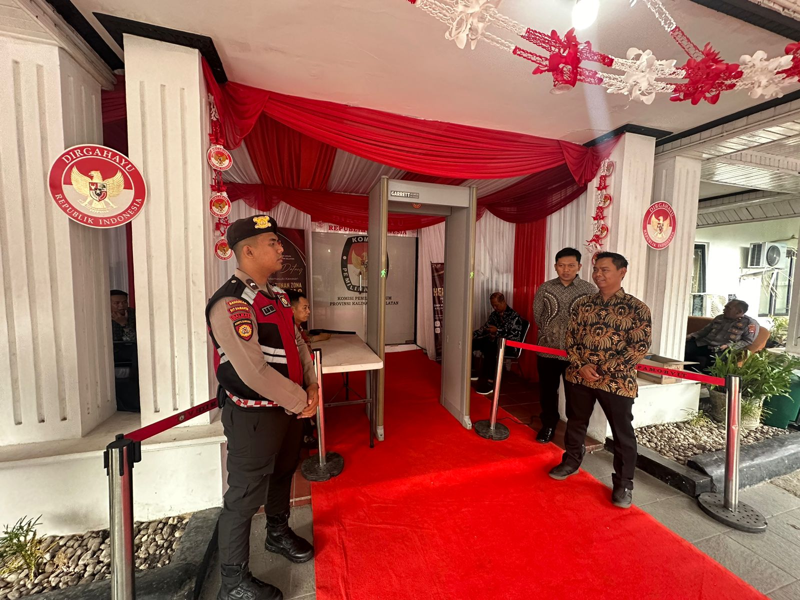 KETAT: Pintu masuk KPU Kalsel di Jalan Ahmad Yani km 3,5 Banjarmasin dijaga ketat. Setiap orang yang masuk harus diperiksa dan menunjukkan id card khusus.