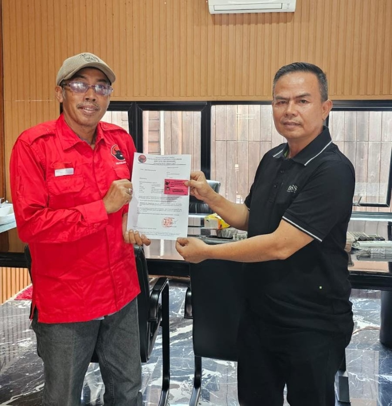 KEJUTAN: Ketua DPC PDIP Tala H Muhammad Noor atau H Nurdin (kanan) menyerahkan surat pengunduran dirinya kepada Sekretaris DPC PDIP Tala H Ahmad Yani pada Senin (26/8).