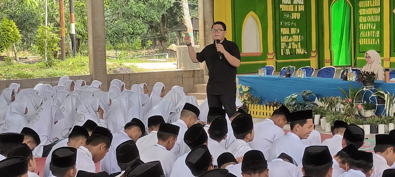 ECO PESANTREN : Mochammad Irvan Efrizal dari Self Learning Institute mensosialisasikan program konservasi bambu dari berbagai belahan dunia ke para santri Ponpes Al Islam Kambitin.