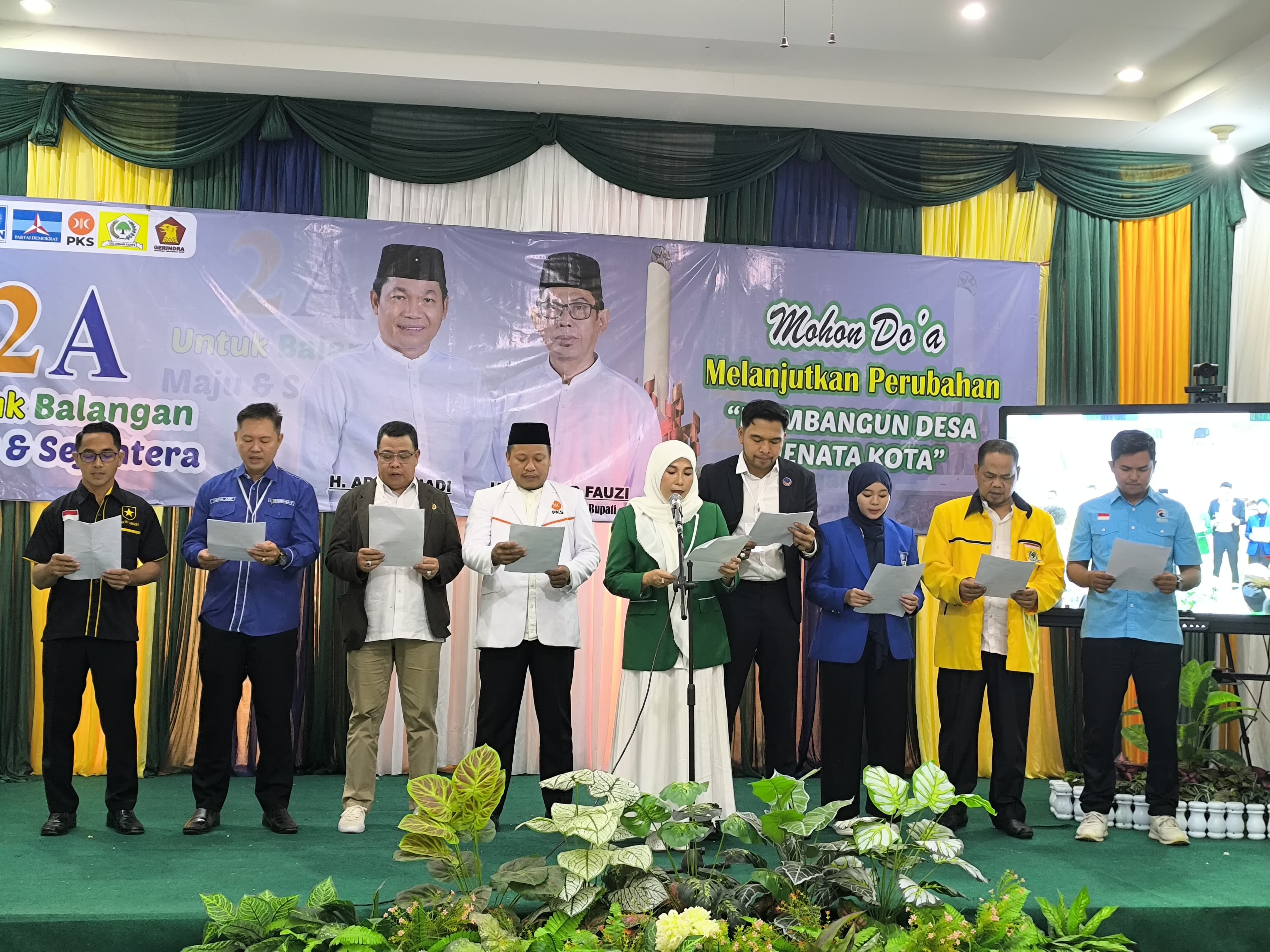 DEKLARASI: Perwakilan partai pengusung membacakan ikrar janji pada acara deklarasi H Abdul Hadi - Akhmad Fauzi. (M Dirga/ Radar Banjarmasin)