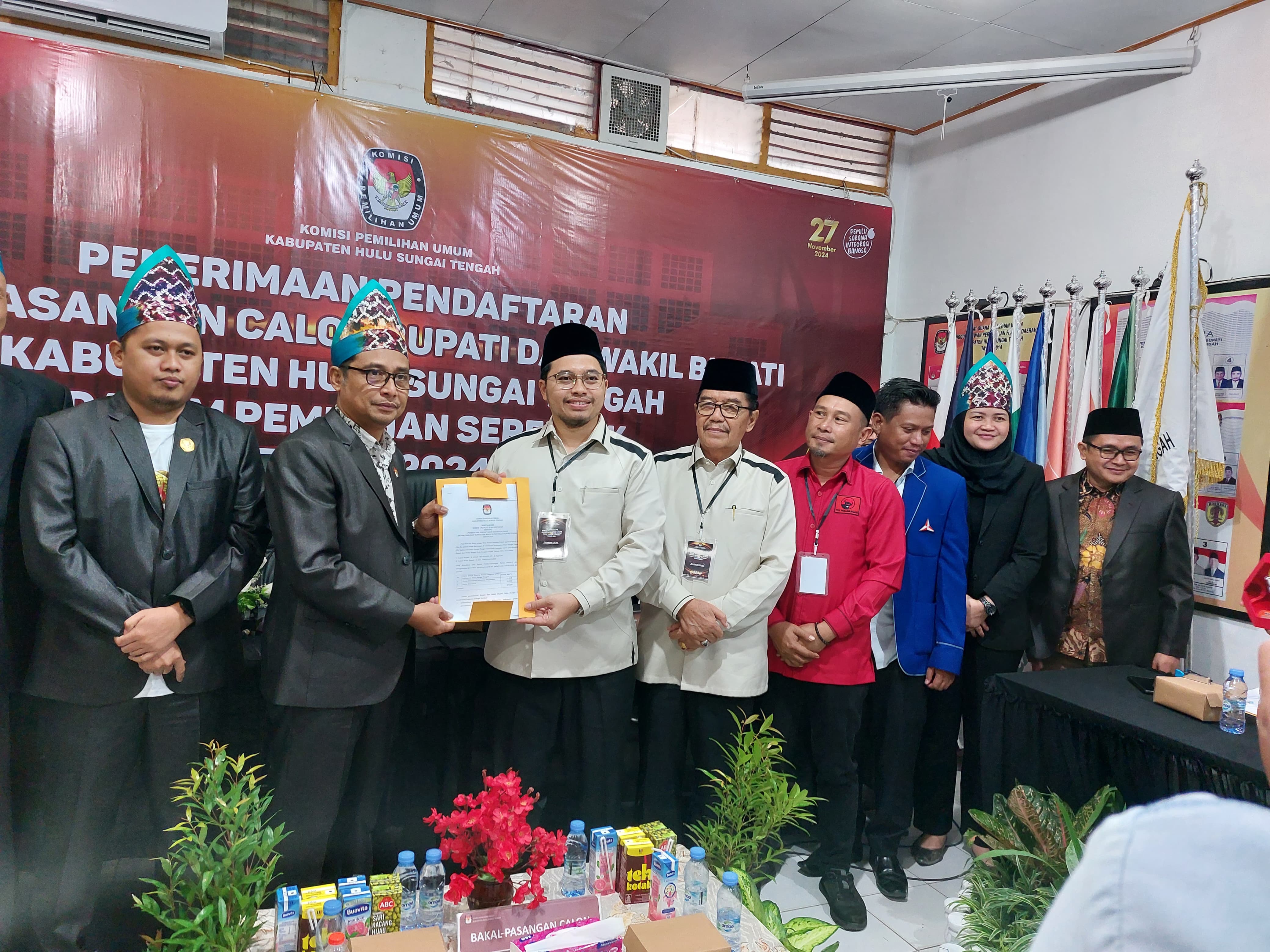 MENDAFTAR: Pasangan Aulia-Mansyah mendaftar ke KPU HST, Rabu (28/8/2024). (Foto: Jamaluddin/Radar Banjarmasin)