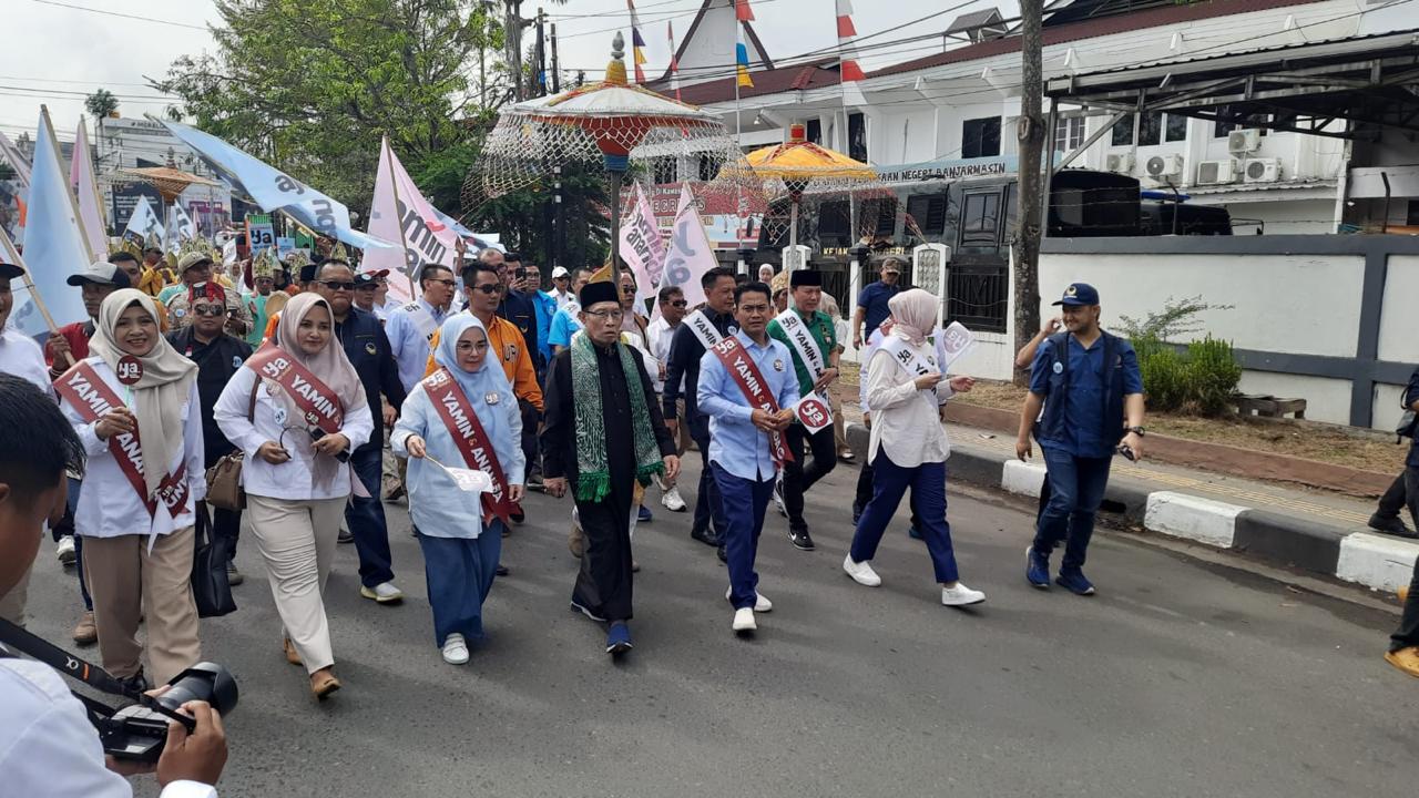 HADRAH: Rombongan paslon Yamin-Ananda Mendaftar diiringi kesenian hadrah.(Foto Endang/Radar Banjarmasin)