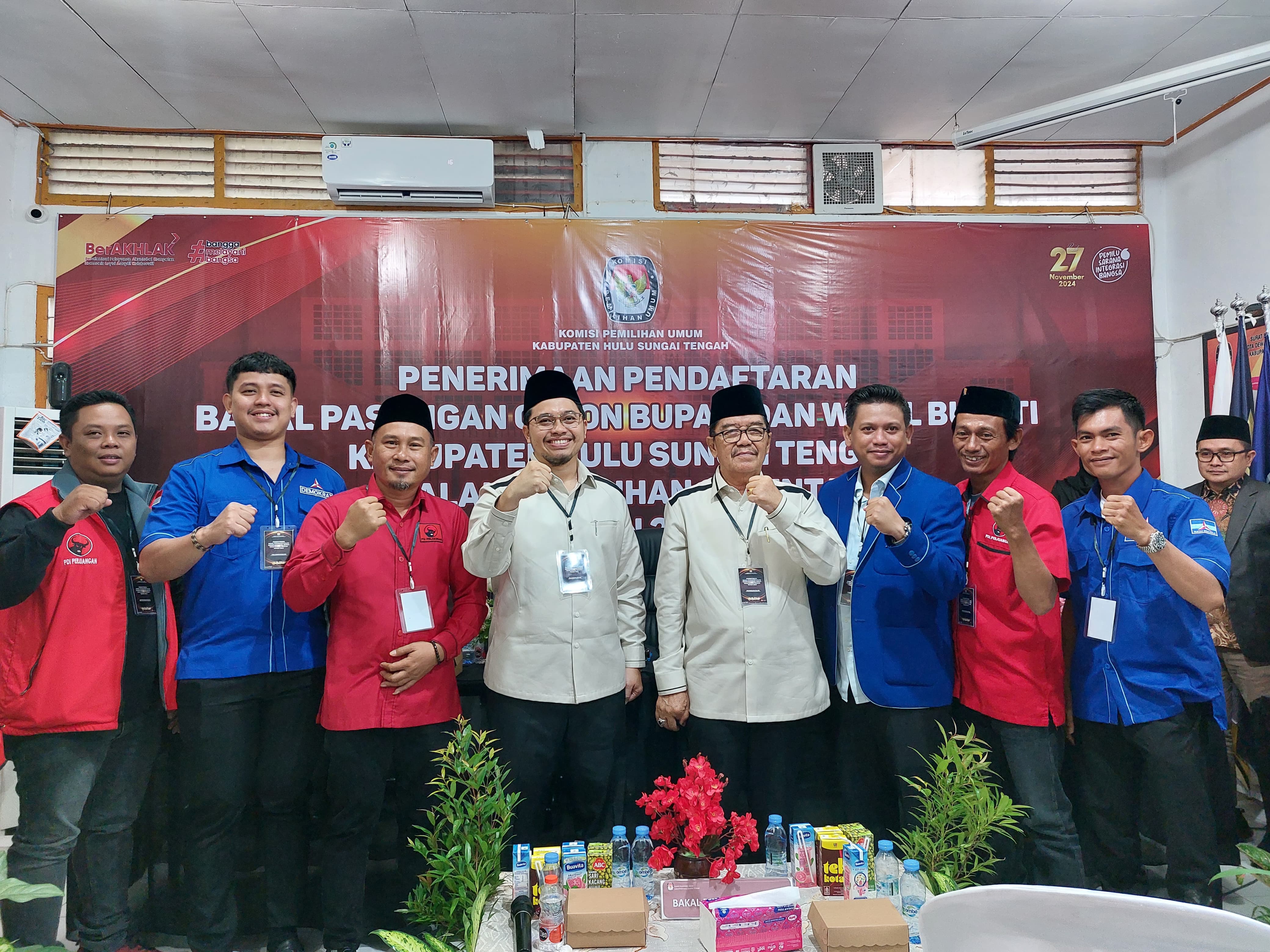 KOALISI: Pasangan Aulia-Mansyah bersama partai koalisi Demokrat dan PDIP HST. (Foto: Jamaluddin/Radar Banjarmasin)