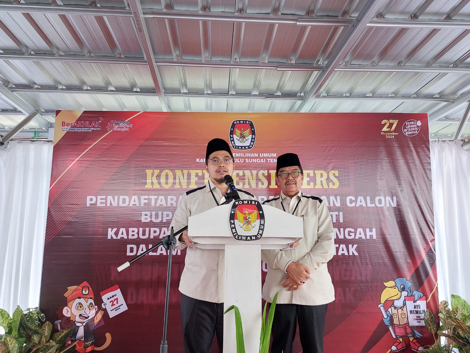 WAWANCARA: Pasangan petahana Aulia-Mansyah saat sesi wawancara dengan awak media di KPU HST. (Foto: Jamaluddin/Radar Banjarmasin)