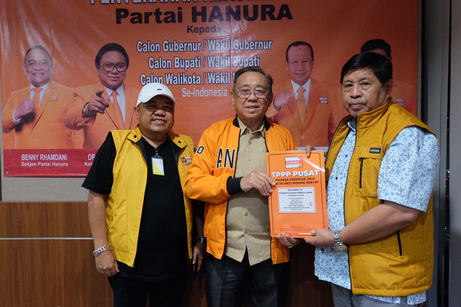 TERIMA DUKUNGAN: Partai Hanura berikan B1KWK untuk pasangan Aditya - Said Abdullah maju Pilkada Banjarbaru 2024. (Hanura untuk Radar Banjarmasin)