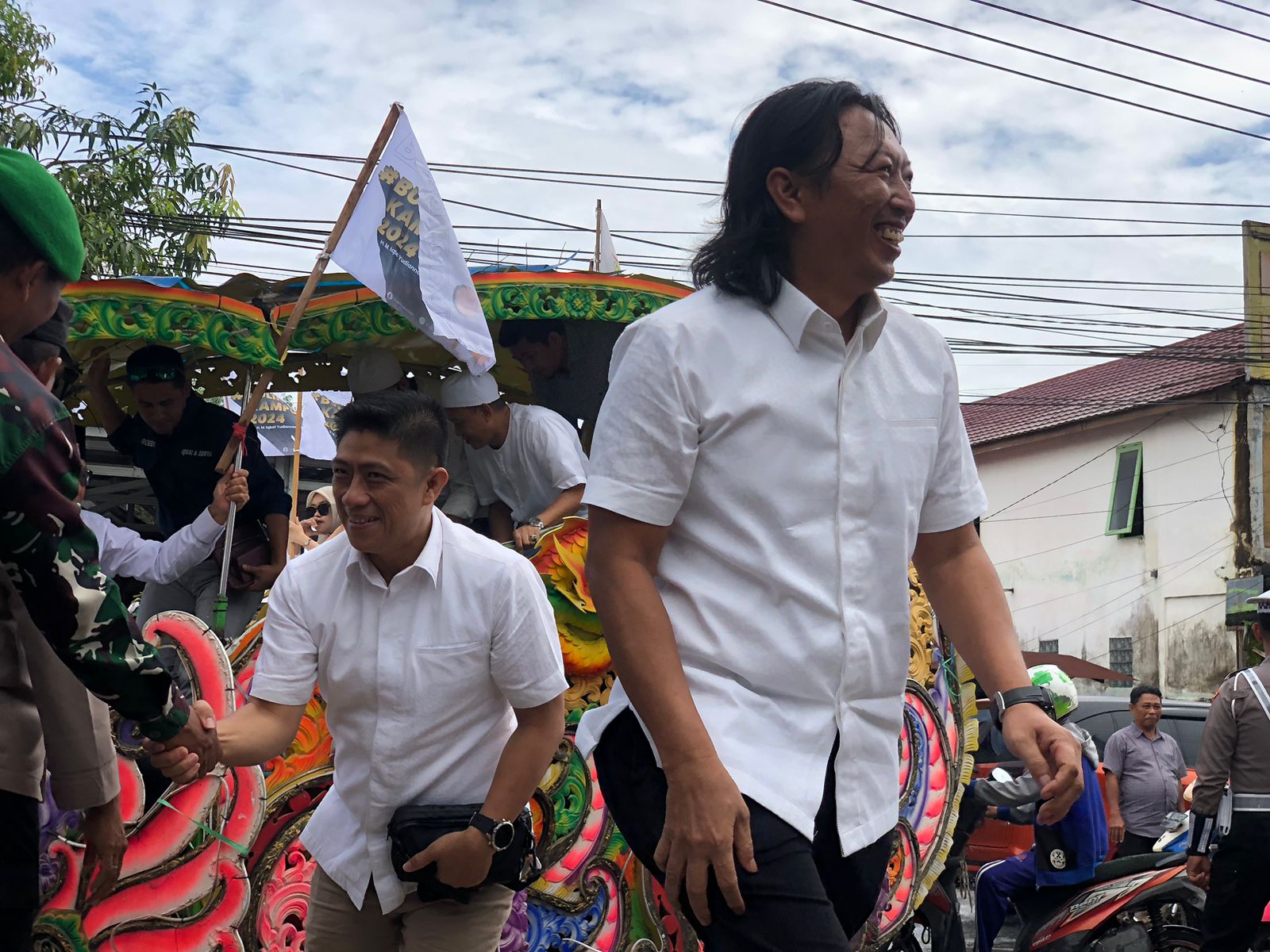 BERSEMANGAT: Pasangan H Iqbal - H Surya turun dari kendaraan berbentuk kereta kencana mendaftar ke KPU Kotabaru. (Foto: Jumain/ Radar Banjarmasin)