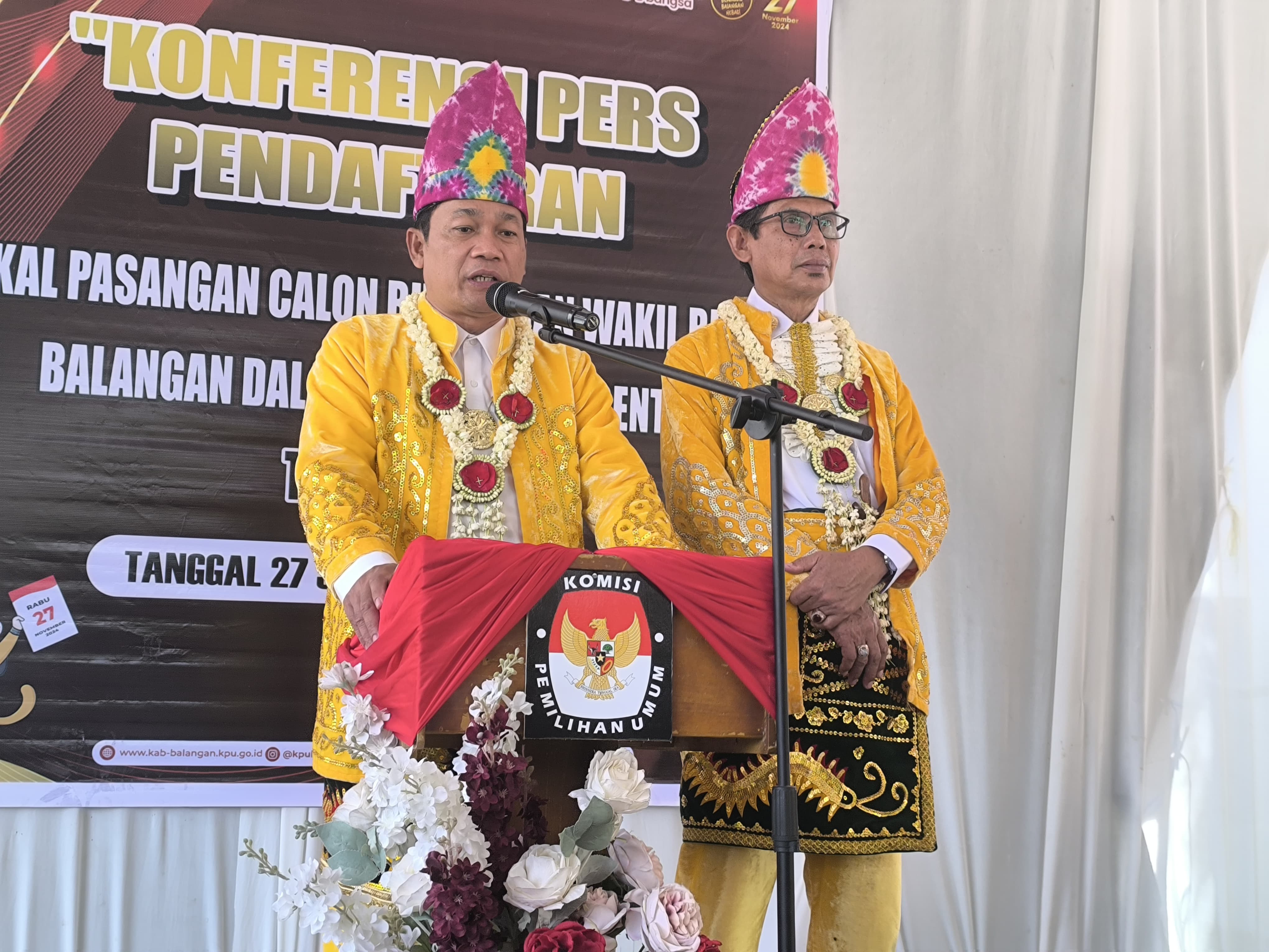 DAFTAR:Pasangan Cabup-Cawabup Kabupaten Balangan, Abdul Hadi-Akhmad Fauzi menyerahkan berkas ke KPU Kabupaten Balangan, Rabu (28/8/2024).(Foto:M Dirga/Radar Banjarmasin)