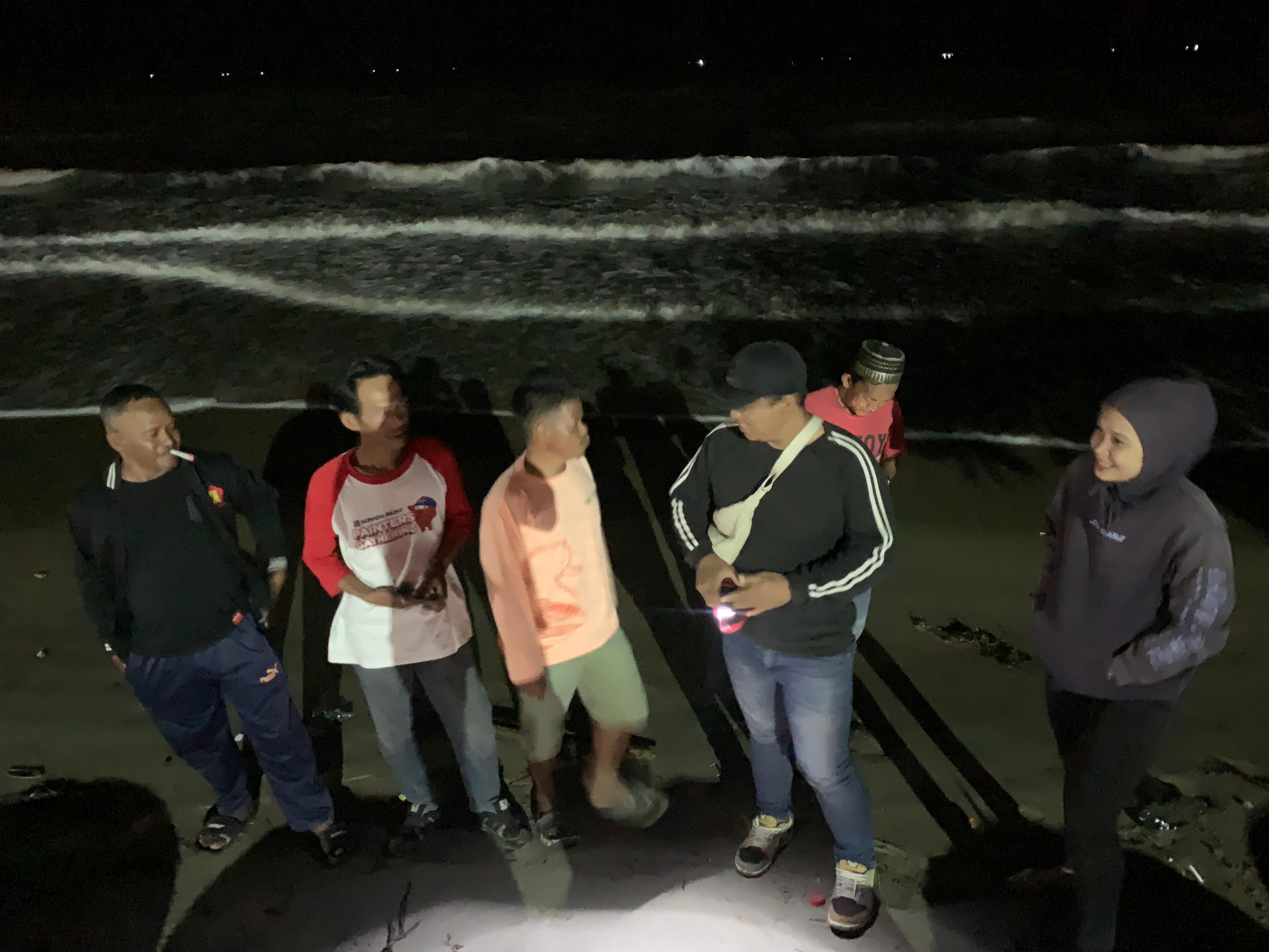 SISIR PANTAI:Pemerintah Desa Sungai Lembu menyisir Pantai Pagatan, Kabupaten Tanah Bumbu (Tanbu), Selasa (27/8/2024) malam.(Foto:PKJR Tanbu untuk Radar Banjarmasin)