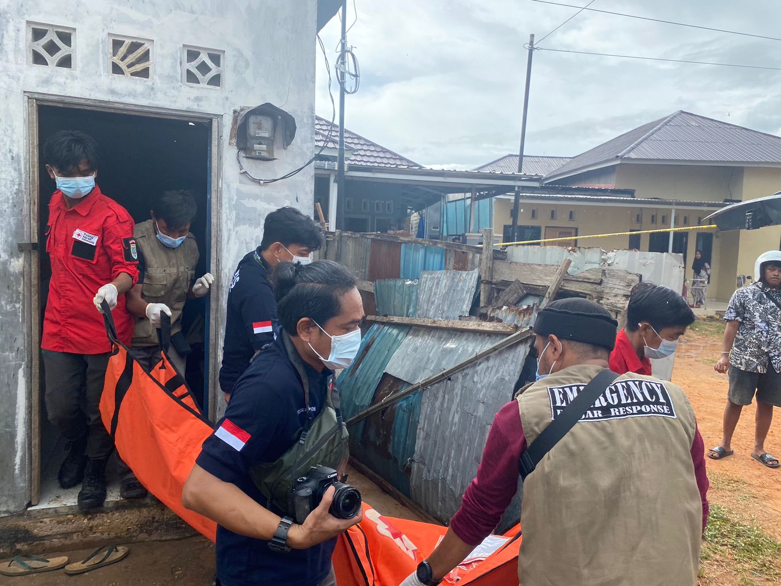 EVAKUASI:Tim Inafis Polres Banjar dibantu petugas DPKP dan relawan EBR mengevakuasi jenazah Riyanto (31) yang tewas diduga gantung diri di rumahnya di Desa Bincau, Selasa (27/8/2024)(Foto:Relawan EBR)