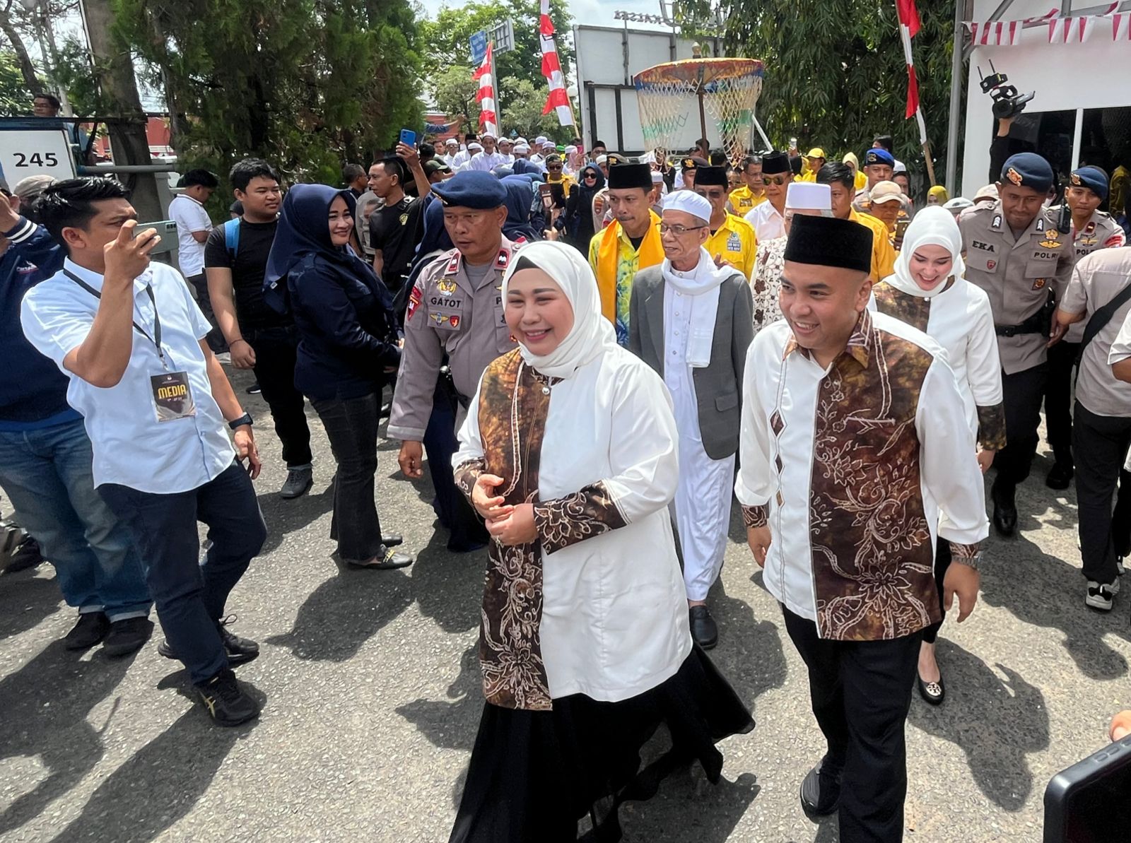 DAFTAR:Pasangan Bakal Calon Gubernur dan Calon Wakil Gubernur Kalsel, Raudatul Jannah alias Acil Odah-Akhmad Rozanie Himawan mendaftar ke KPU Kalsel, Rabu (28/8/2024).(Foto:Muhammad Oscar Fraby/Radar
