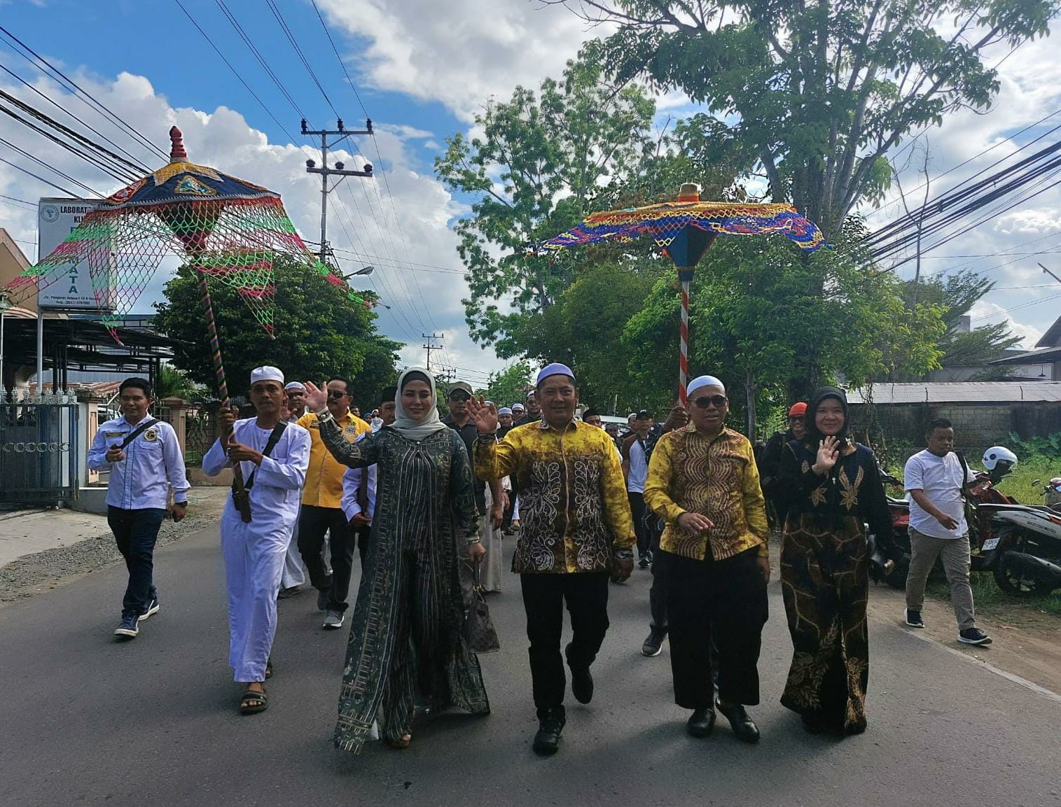 BERIRINGAN:Pasangan Rizal-Rosyadi mendaftar ke KPU HST dengan jalan kaki, Rabu (28/8/2024).(Foto: Jamaluddin/Radar Banjarmasin)