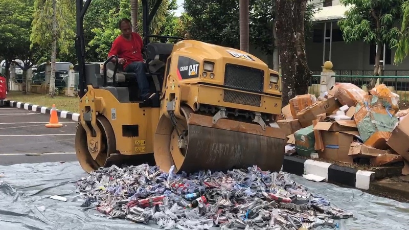 HANCURKAN: Pemusnahan barang bukti dan rampasan yang dilakukan oleh pihak kejaksaan negeri Kota Banjarbaru.