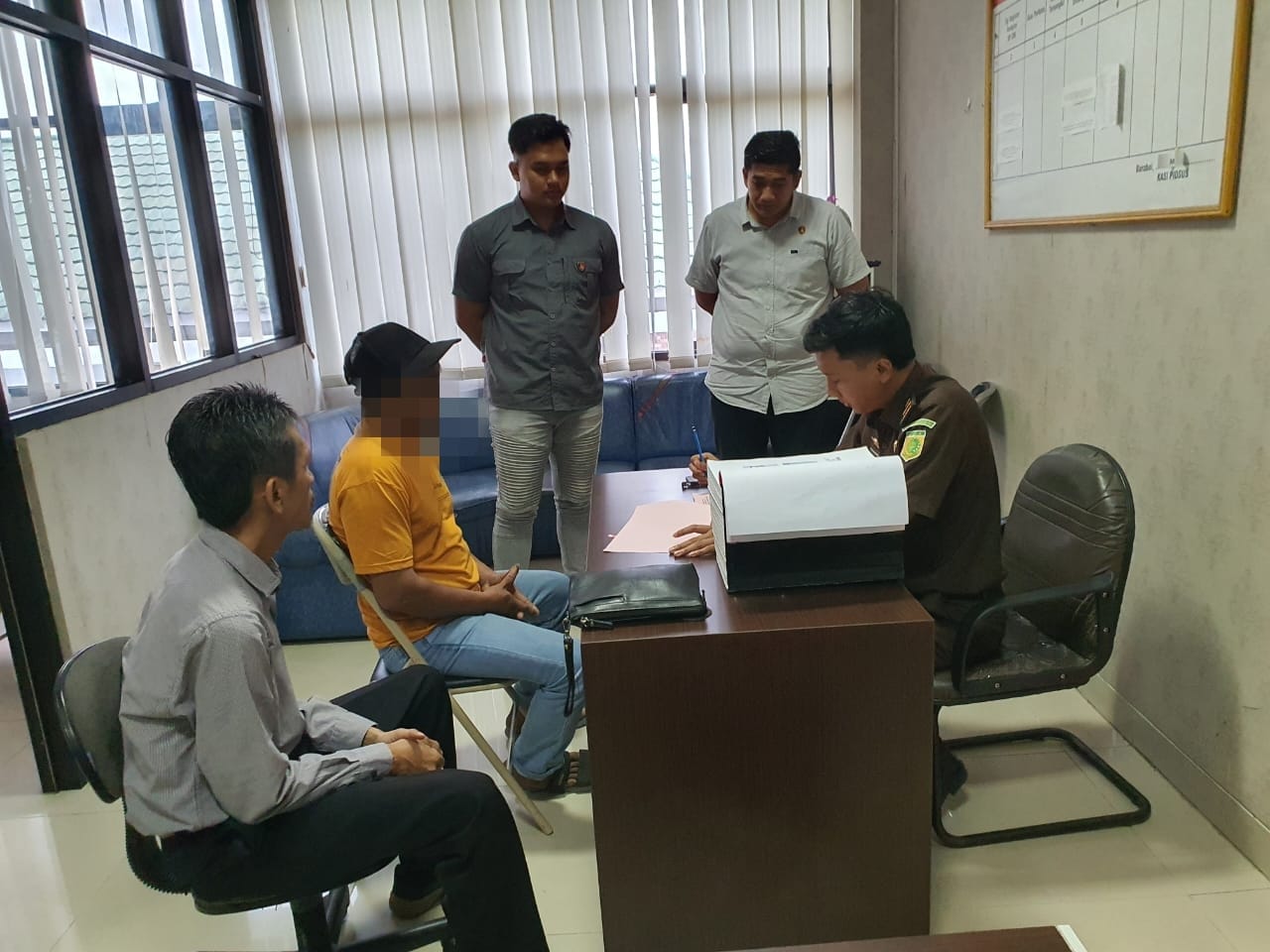 DILIMPAHKAN: Pelaku R sebagai Pembakal Desa Sungai Harang, Kecamatan Haruyan ditahan Kejaksaan Negeri HST terkait kasus korupsi APBDes 2019-2020. (Foto: Polres HST untuk Radar Banjarmasin)