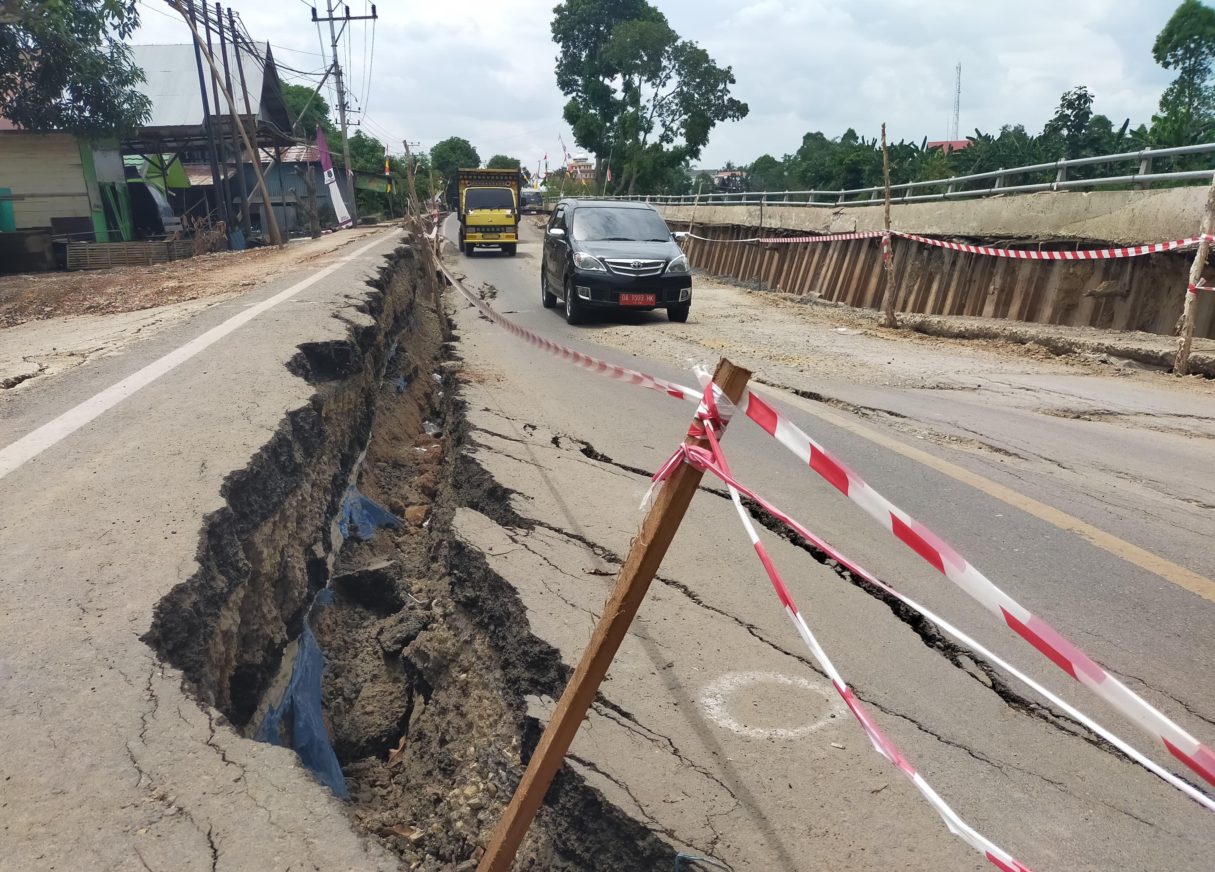 MAKIN DALAM: Kendaraan roda dua maupun empat saat melalui Jalan Nasional Sungai Turak-Kelua Kabupaten HSU yang ambles. (Foto: M.Akbar/Radar Banjarmasin)