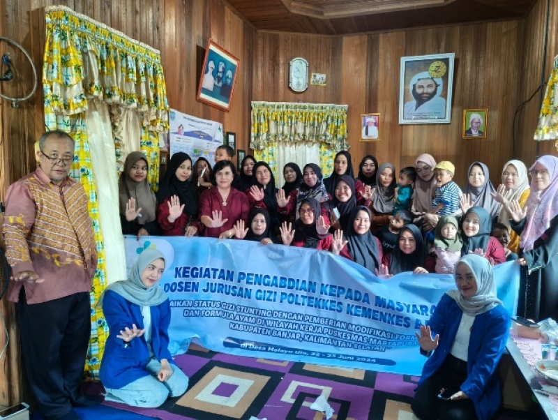 MOMEN: Foto bersama Tim Polkessin, kader dan ibu balita stunting saat kegiatan pengabdian masyarakat.