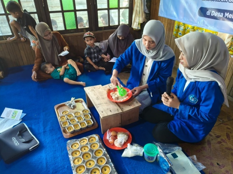 PEMBUATAN: Proses pembuatan formula kaya protein oleh mahasiswa Jurusan Gizi Polkessin.