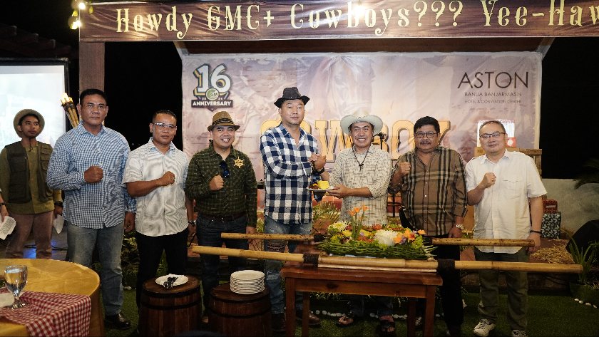 TUMPENG - Ketua GMC+ H Suriansyah Achmad memotong tumpeng dan menyerahkannya ke Ketua Panpel, Nokvan. Kemudian membagikan ke para pendiri GMC+ lainnya.