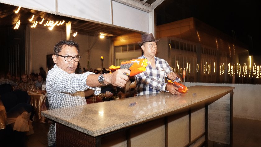 KETANGKASAN &ndash; GM Airnav Bandara Syamsudin Noor Posler Manihuruk mencoba salah satu ketangkasan menembak telur.
