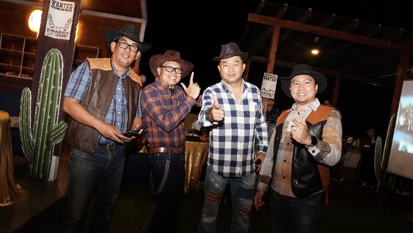 The BEST COSTUME &ndash; GM LGMG Akbar Saleh, Pimca Wira Toyota Banjarbaru Hansye Pantow dan Pimca BRI Banjarbaru Takbirratul Ichram bersaing memperebutkan gelar the best costume.