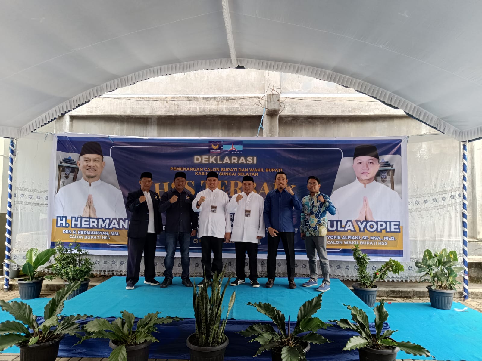 DEKLARASI: Hermansya-Yopie Alfiani mendeklarasikan maju di Pilkada HSS di rumah Ketua DPD Nasdem HSS Kartoyo di Desa Sungai Paring, Kecamatan Kandangan.Foto Salahudin/Radar Banjarmasin