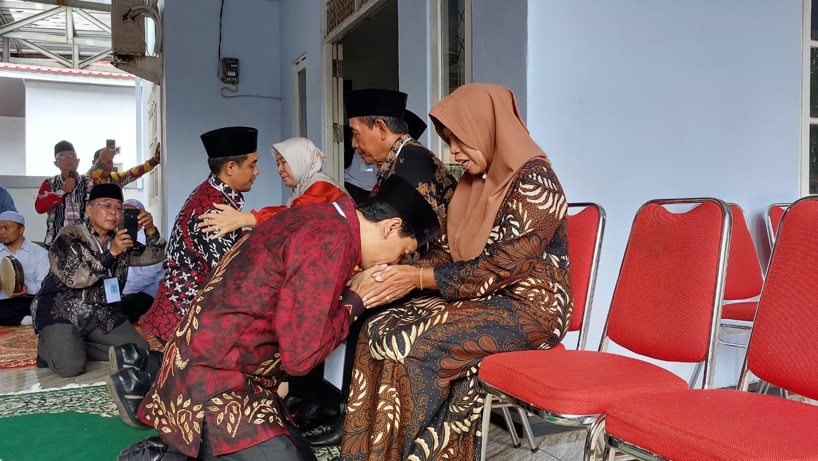SUNGKEM: Bakal calon Bupati dan Wakil Bupati Tala H Bambang Alamsyah-Ikhwan Khariri sungkem dengan kedua orang tua sebelum mendaftar ke KPU Tala : (Foto : Norsalim Yahya/Radar Banjarmasin)