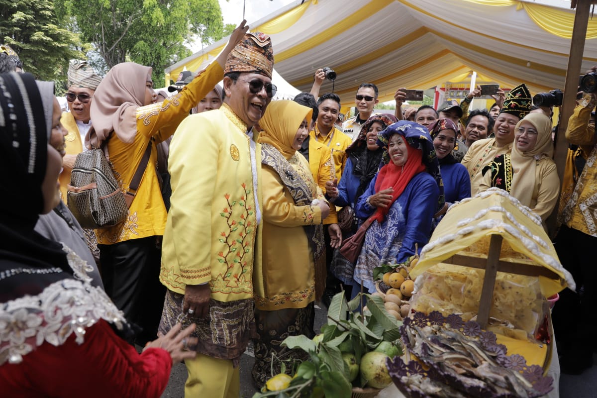 JABAT TANGAN: Gubernur Kalsel Sahbirin Noor dan Wakil Gubernur Kalsel Muhidin bertemu di acara peringatan Hari Jadi ke-74 Provinsi Kalsel, kemarin.