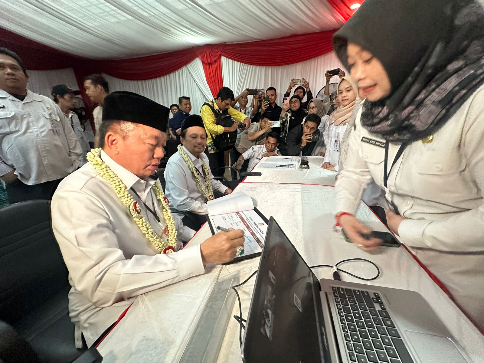 MENDAFTAR: Pasangan Bakal Calon Gubernur dan Wakil Gubernur Kalsel, Muhidin-Hasnuryadi Sulaiman mengisi buku tamu pendaftaan Pilgub Kalsel 2024.