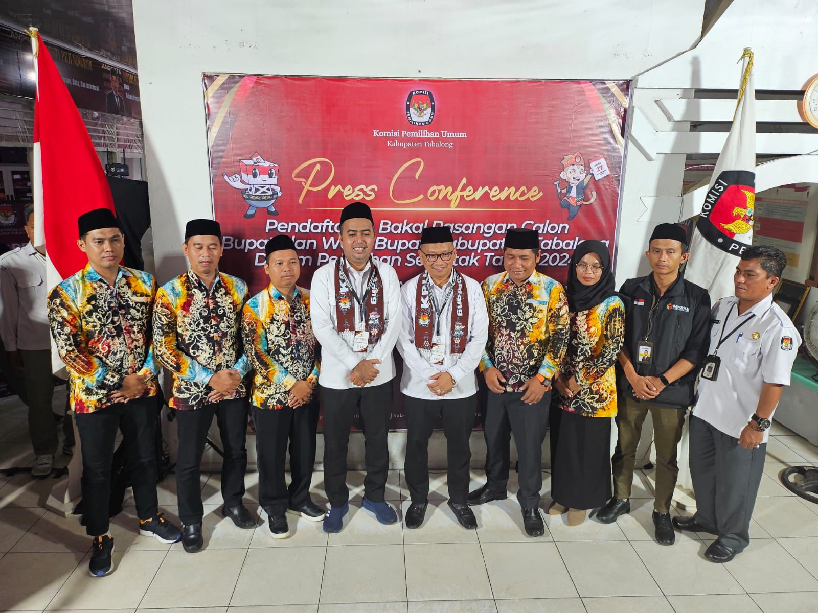 LENGKAP: Pasangan Bakal Calon Bupati dan Wakil Bupati Tabalong, HM Noor Rifani dan Habib M Taufani Alkaf saat mendaftar ke KPU Tabalong.