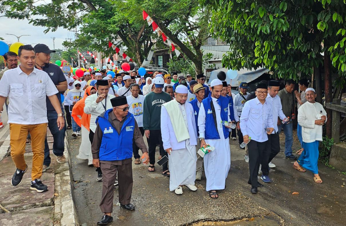 Bakal Calon Bupati Tabalong, HM Noor Rifani dan Wakilnya, Habib M Taufani Alkaf berjalan kaki menuju Kantor KPU Tabalong, Kamis (29/8/2024).