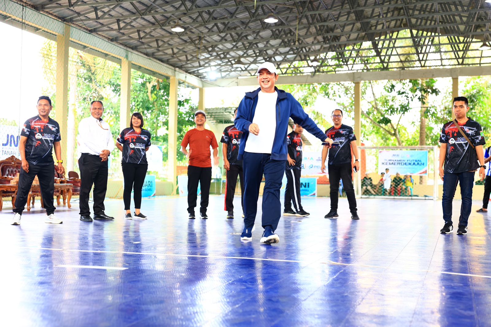 TENDANG BOLA: Staf Ahli Bupati, M. Putu Wisnu Wardhana, membuka Turnamen Futsal Kemerdekaan RI ke-79 di Tanah Bumbu resmi dibuka pada Senin (26/8). - MC TANAH BUMBU