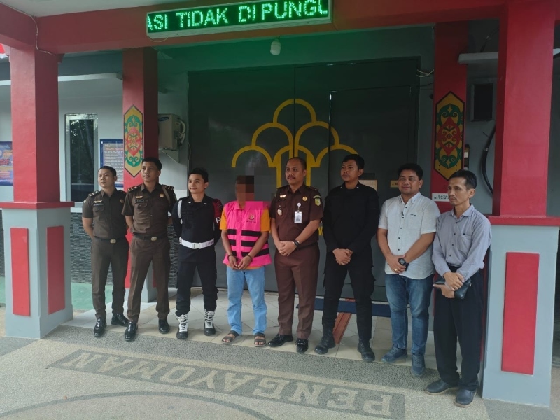 DILIMPAHKAN: Akibat perbuatanya, pelaku R kini ditahan Kejaksaan Negeri HST.